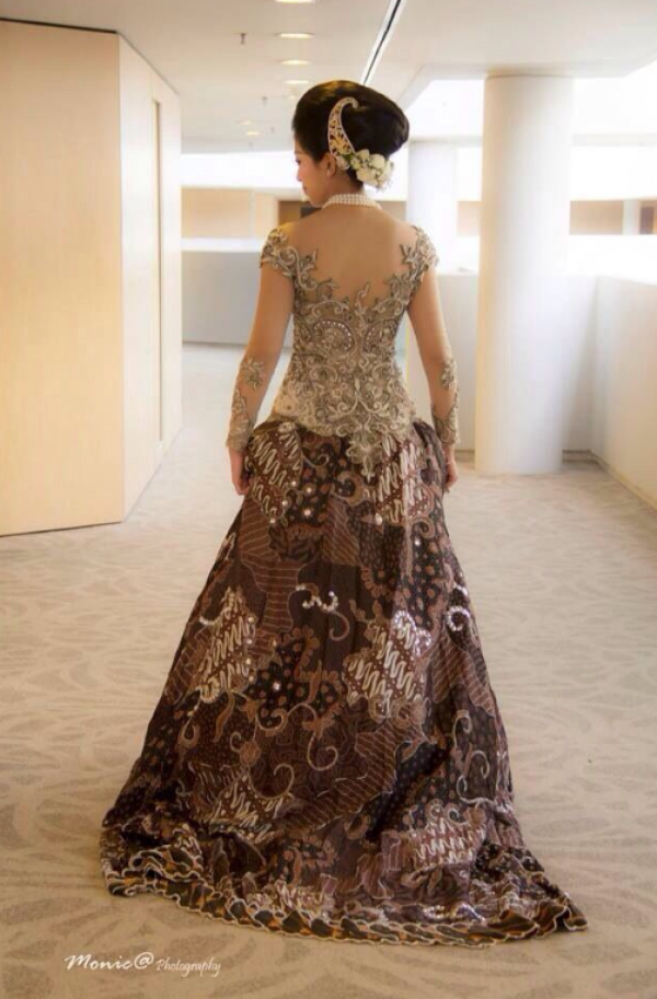 Gaun dengan corak batik eksentrik